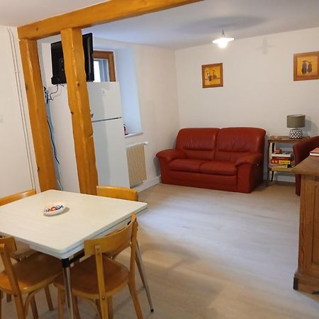Charmant Petit Appartement Avec Bel Exterieur. Сент-Амарен Номер фото